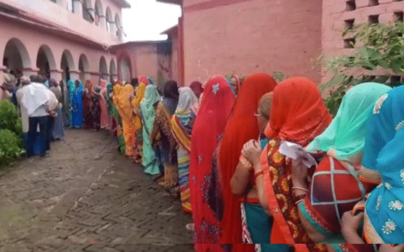 Polling took place peacefully in 19 panchayats of Rajpur block of Bihar, huge crowd of women were seen at the booth