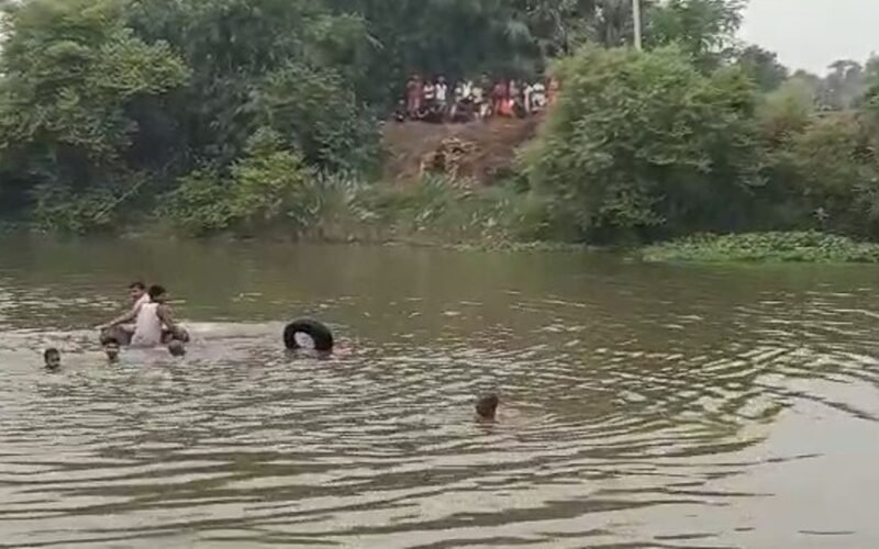 प्रतिमा विसर्जन के दौरान बड़ा हादसा, 5 बच्चे नदी में डूबे, 2 बच्चों को बचाया गया, 3 की तलाश जारी