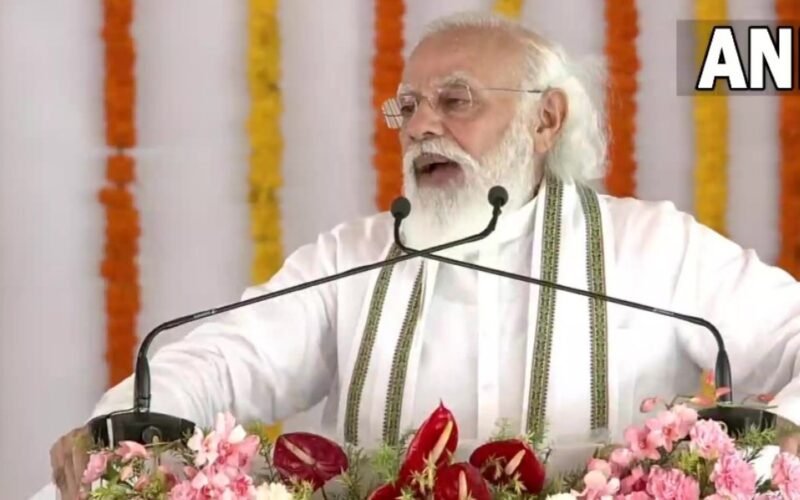 PM Modi sent a message from Aligarh to the entire West UP, had arrived to attend the foundation stone laying ceremony of the university.