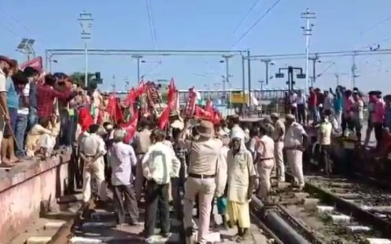 Bandh supporters stopped trains to make farmer's Bharat Bandh a success