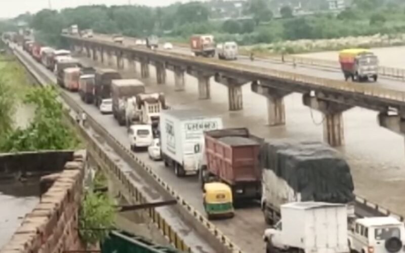 लखनऊ से कानपुर के रास्ते गंगा पुल पर खराब ट्रक ने रोकी रफ्तार, लगा जबरदस्त जाम