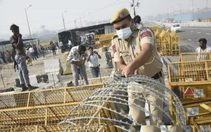 Ghazipur Border पर लगे बैरिकेड्स को दिल्ली पुलिस ने  हटाने शुरू किए