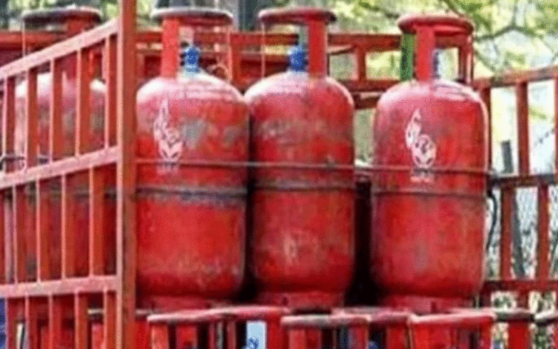घरेलू Gas Cylinder की कीमतों में फिर लगी आग, जानें दिल्ली और पटना में कितनी बढ़ी कीमतें