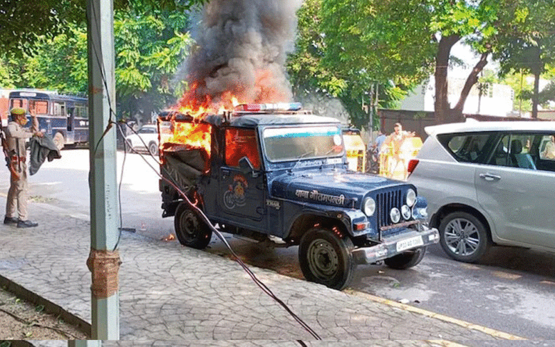 अखिलेश यादव के Lucknow स्थित घर के बाहर प्रदर्शनकारियों ने पुलिस वाहन में लगाई आग