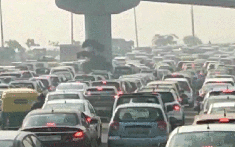 Noida-Delhi कालिंदी कुंज मार्ग पर लगा जबरदस्त जाम, टस से मस नहीं हो रही गाड़ियां