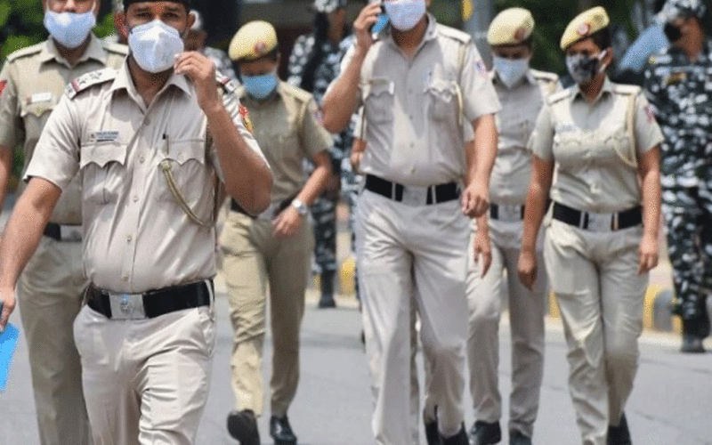 प्रतिबंधित पटाखे रखने के आरोप में Delhi Police ने एक शक्स को किया गिरफ्तार