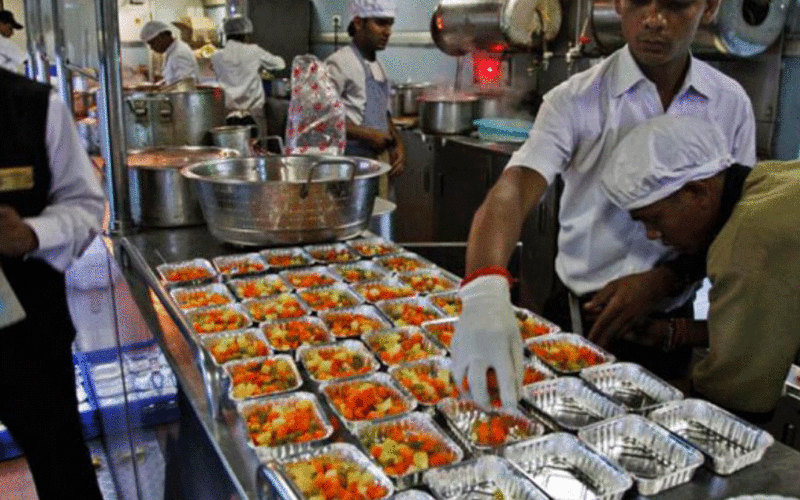 Indian Railways ने पैंट्री कार बहाली का दिया आदेश, अब यात्रियों को परोसा जाएगा पका खाना