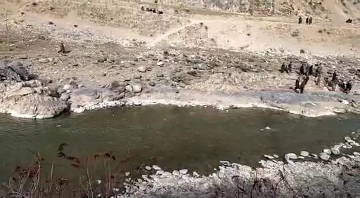 कश्मीर में खौफ का ‘सिंकहोल’: अनंतनाग में 500 मीटर दूरी में गायब हुई पहाड़ी नदी