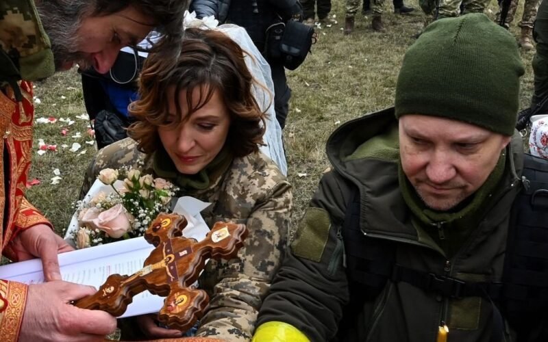 जंग के बीच एक विवाह ऐसा भी: बॉर्डर पर रूस से लड़ रहे यूक्रेनी सैनिकों ने की शादी, यूनिफॉर्म में ही निभाई रस्में