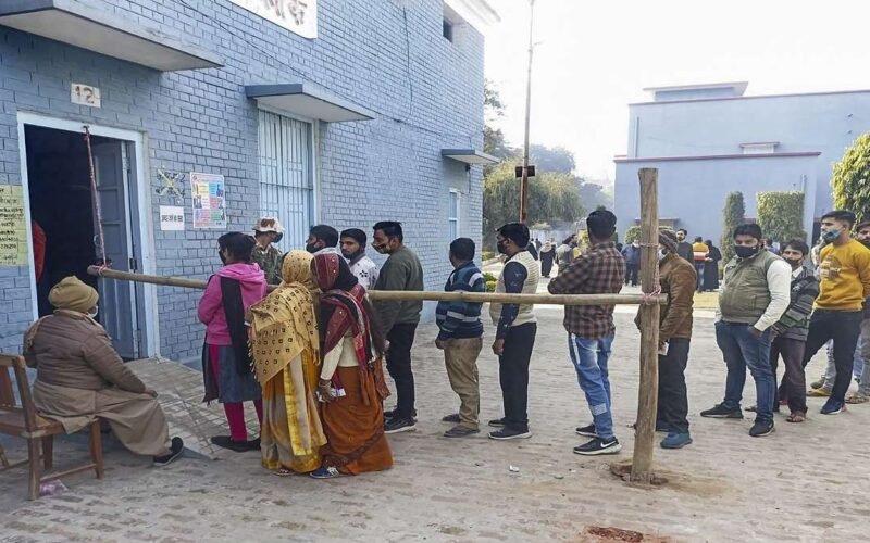 कई जगहों पर ईवीएम खराबी की शिकायत: अखिलेश बोले- बलिया में वोटरों को धमका रहे ग्राम प्रधान, योगी का दावा 80 फीसदी सीटें जीतेंगे