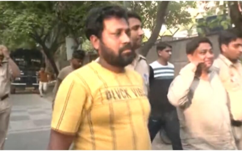 दिल्ली हिंसा के आरोपी की पेशी थोड़ी देर में: कल कोर्ट जाते वक्त अंसार पुलिस कस्टडी में भी हंसता रहा