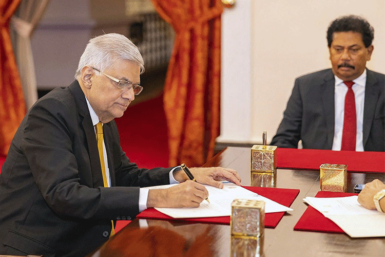 मुश्किल में फंसे श्रीलंका को मिला नया राष्ट्रपति,  रानिल विक्रमसिंघे ने जीता चुनाव