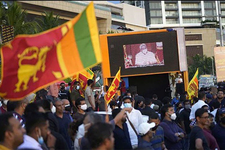 Sri Lanka में Emergency: प्रदर्शनकारियों ने संसद और पीएम हाऊस पर धावा बोला