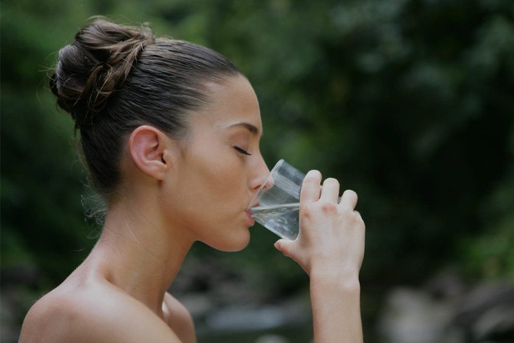Hot Water Health Benefits: बढ़ती उम्र को घटाने में गर्म पानी हैं बेहद कारगर