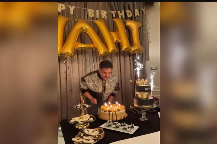 धोनी  ने मनाया अपना 41वां बर्थडे: फैमली-फ्रेंड्स के साथ केक काटा