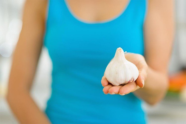 Garlic Benefits: रोजाना खाली पेट लें दो लहसुन की कलियां, बीमारियां आसपास भी नहीं भटकेंगी
