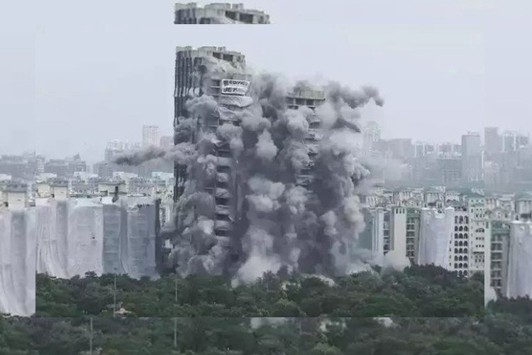 Twin Tower Demolition: मलबे में बदला ट्विन टावर, सफाई के लिए सड़कों पर उतरे 600 कर्मी