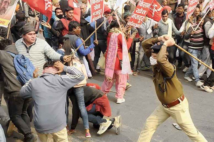 Patna Police lashed sticks on teacher candidates﻿
