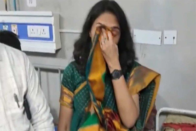 Lucknow Commissioner Roshan Jacob started crying after seeing the pain of the injured child in the hospital