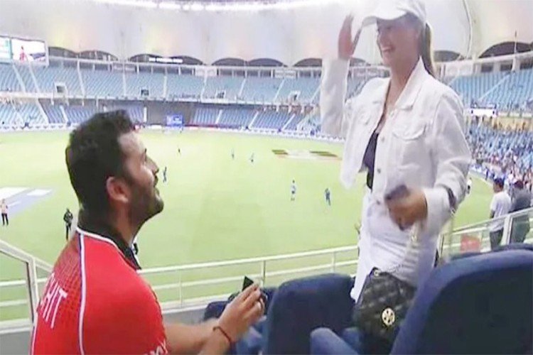 हॉन्गकॉन्ग के खिलाड़ी Kinchit Shah ने स्टेडियम में घुटनों के बल बैठकर किया गर्लफ्रेंड को प्रपोज