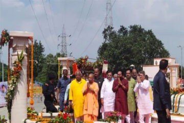 अब Lata Mangeshkar चौराहा के नाम से जाना जाएगा नयाघाट बंधा चौराहा, सीएम योगी ने किया लोकार्पण