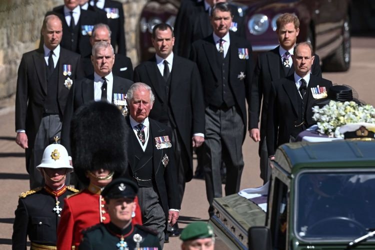 Queen Elizabeth II body brought to Edinburgh﻿
