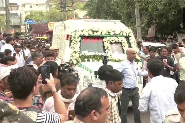 Raju Srivastava reached the crematorium﻿
