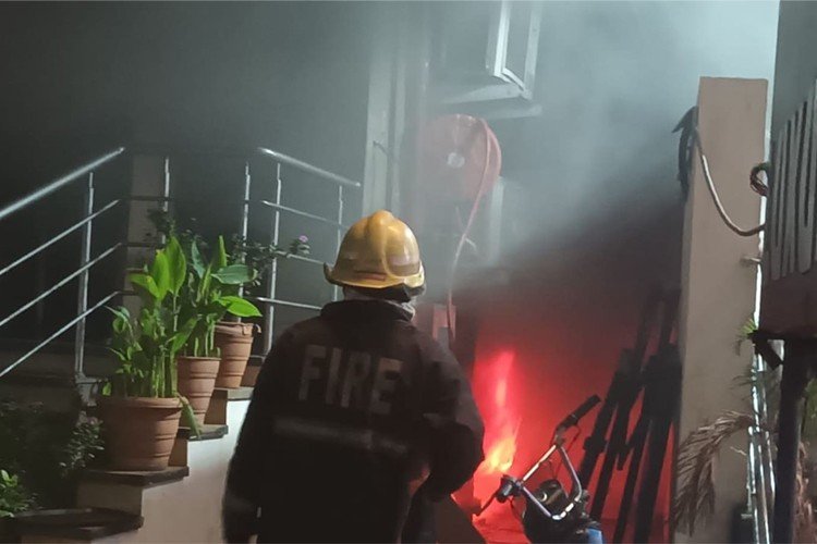 Secundrabad के होटल में इलेक्ट्रिक स्कूटर रीचार्ज यूनिट से फैली आग, 8 की मौत