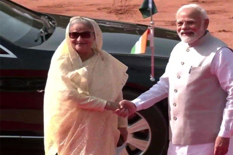 PM Modi ने शेख हसीना को किया रिसीव, राष्ट्रपति भवन में जोरदार स्वागत