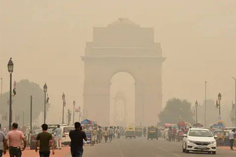 Diwali के बाद बढ़ा प्रदूषण, पिछले वर्षों की तुलना में हालात बेहतर