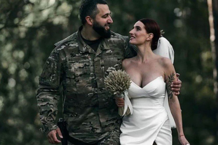 Ukraine soldier beautiful sniper marries on frontline﻿