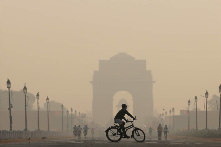 AQI: दिल्ली की हवा होने लगी खराब, पटाखों और पराली से और बिगड़ेंगे हालात!