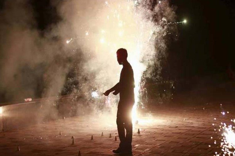 दिवाली पर पटाखे फोड़े तो खैर नहीं, पकड़े जाने पर होगी जेल