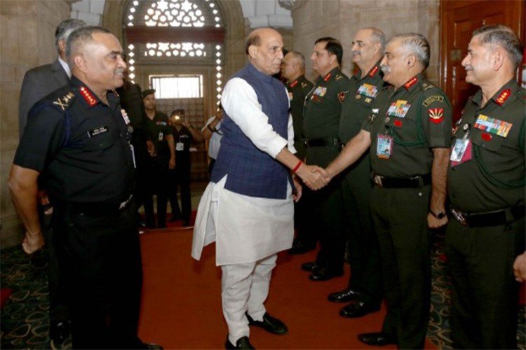 रक्षा मंत्री ने Army Commanders’ के सम्मेलन में सेना के सीनियर अफसरों के साथ की बातचीत