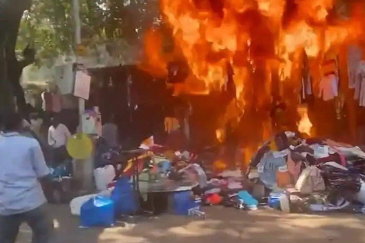 मुंबई: चर्चगेट की Fashion Street में लगी आग, 12 दुकानें जलकर खाक