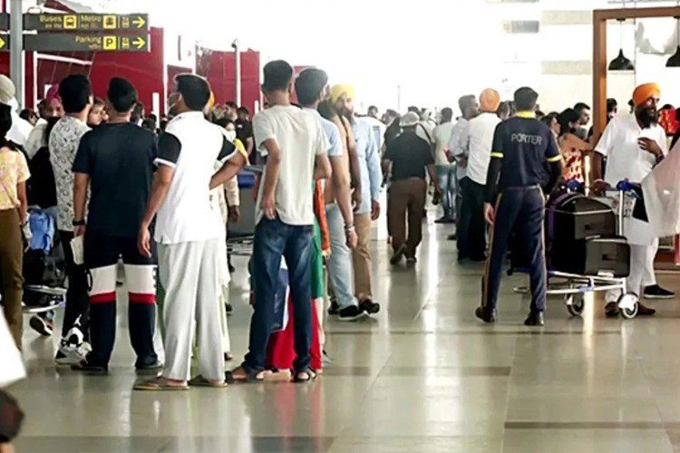 अजय कुमार भल्ला समेत शीर्ष अफसरों की बैठक, हवाई अड्डों पर बढ़ती भीड़ के प्रबंधन पर मंथन