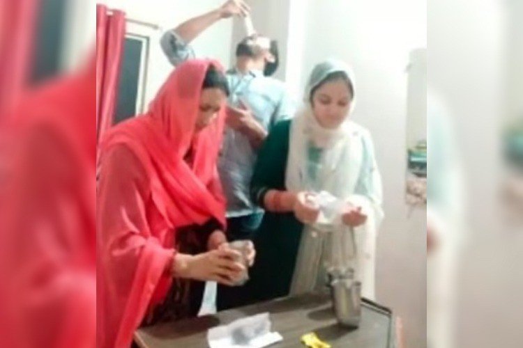 VIRAL VIDEO: उज्जैन में ब्लैकमेलिंग से परेशान एक परिवार के 3 लोगों ने खाया जहर, हालत गंभीर