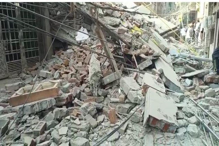 Shastri Nagar Four storey building collapse ﻿