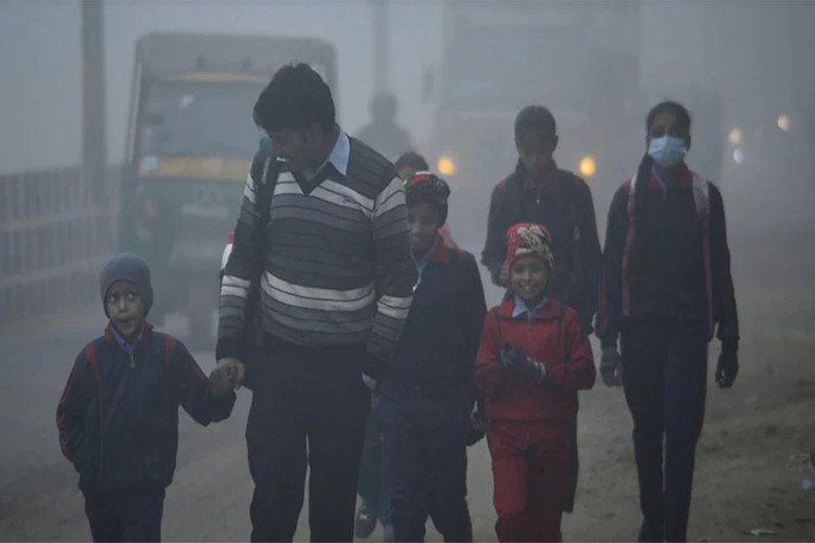 Delhi: भीषण ठंड का असर, स्कूलों को 15 जनवरी तक बंद करने के आदेश